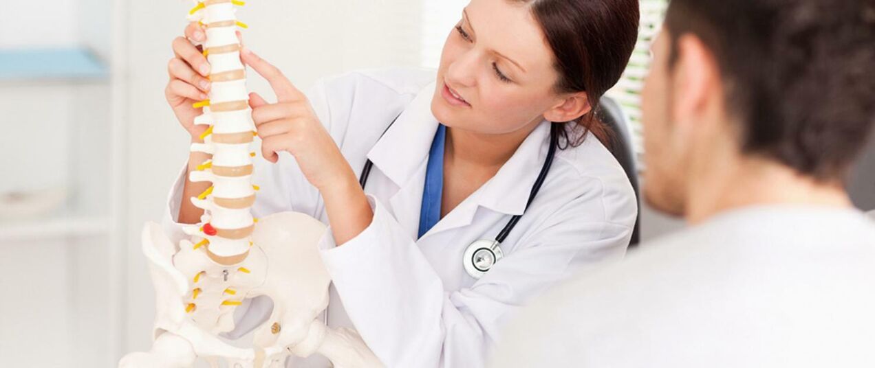 Ο γιατρός λέει στον ασθενή για τον μηχανισμό ανάπτυξης της οστεοχόνδρωσης της θωρακικής σπονδυλικής στήλης